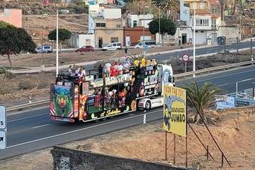 Tres carrozas anuncian por las calles de Telde el inicio del Carnaval/TA y Jesús Ruiz Mesa.